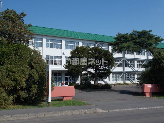 近くの恵庭市立恵北中学校まで1,904m（徒歩24分）