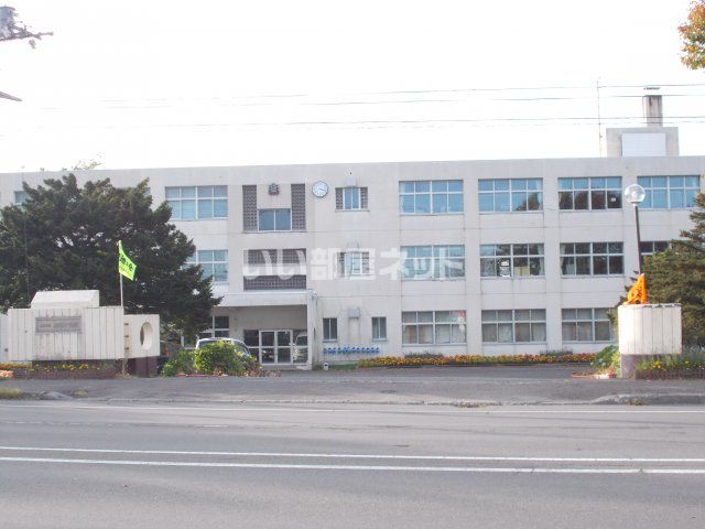 近くの中学校まで1,268m（徒歩16分）