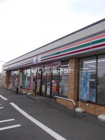 近くのセブンイレブン千歳白樺店まで357m（徒歩5分）
