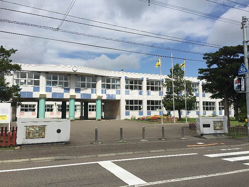 近くの恵庭市立恵み野旭小学校まで338m（徒歩5分）