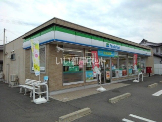 近くのファミリーマート 長野里島店まで685m（徒歩9分）