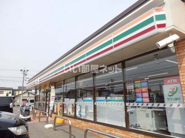 近くのコンビニまで589m（徒歩8分）