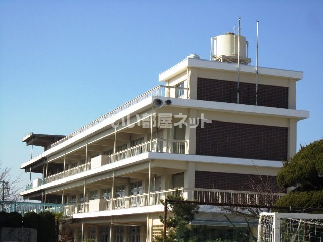 近くの中央小学校まで1,558m（徒歩20分）
