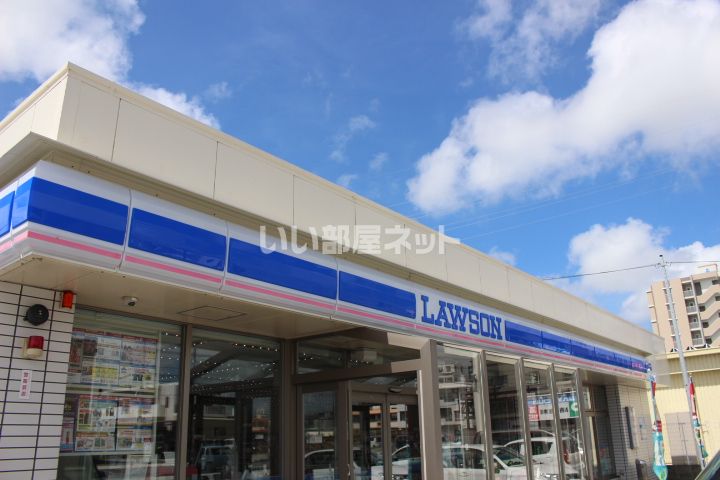 近くのコンビニまで319m（徒歩4分）