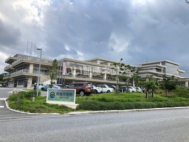 近くの南城市役所まで1,534m（徒歩20分）