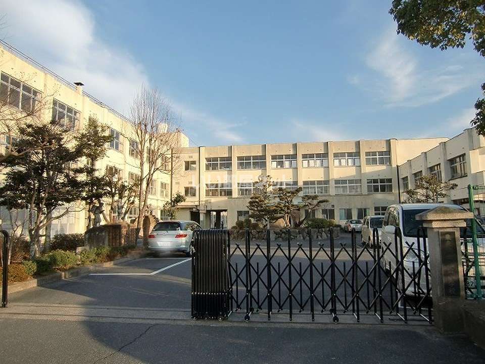 近くの小学校まで626m（徒歩8分）