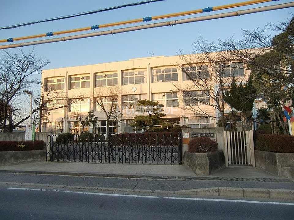 近くの栗東市立治田西小学校まで360m（徒歩5分）
