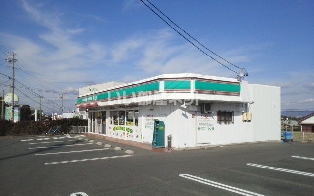 近くのコンビニまで765m（徒歩10分）