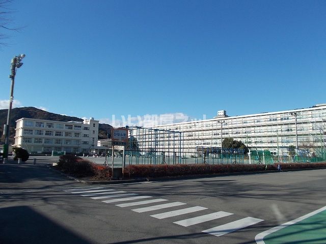 近くの小学校まで535m（徒歩7分）