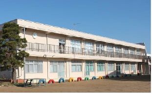 近くの香取市立小見川中央小学校まで1,116m（徒歩14分）