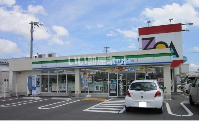 近くのコンビニまで634m（徒歩8分）