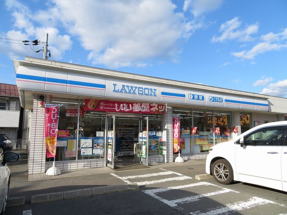 近くのコンビニまで734m（徒歩10分）