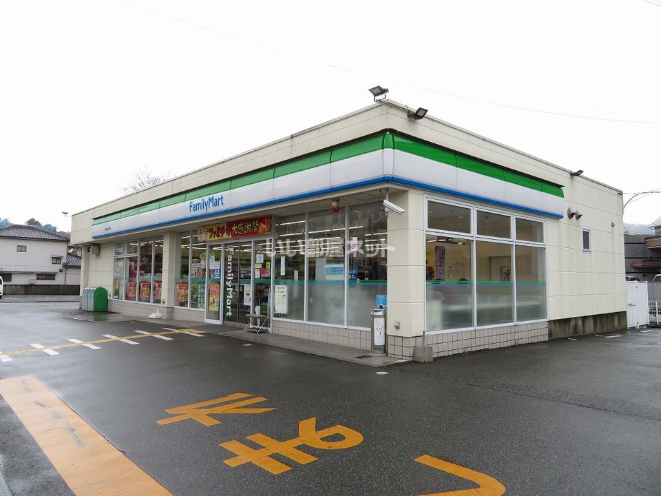 近くのファミリーマート 亀岡追分町店まで745m（徒歩10分）