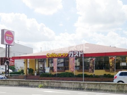 近くの飲食店まで933m（徒歩12分）