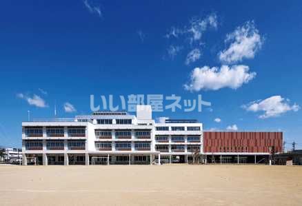 近くの野々市小学校まで590m（徒歩8分）