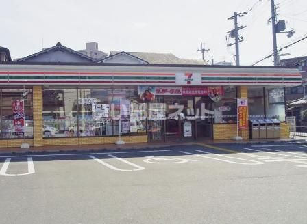 近くのコンビニまで879m（徒歩11分）