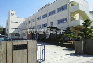 近くの豊橋市立多米小学校まで671m（徒歩9分）