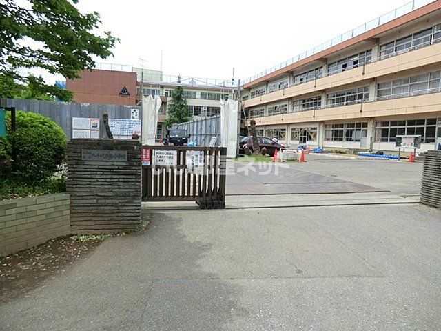 近くの小学校まで898m（徒歩12分）