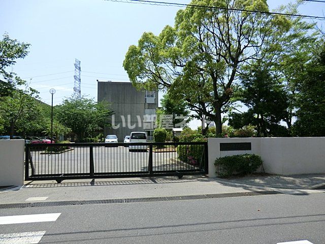 近くの王子台小学校まで933m（徒歩12分）