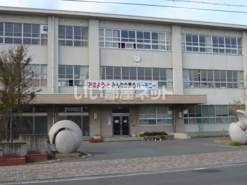 近くの坂井市立春江小学校まで479m（徒歩6分）