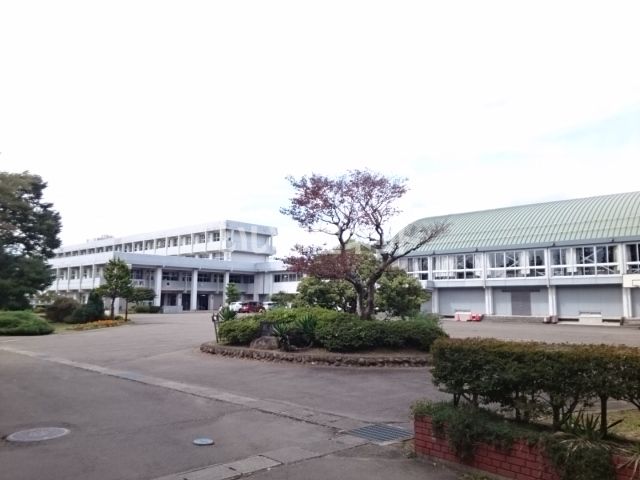 近くの川崎町立川崎中学校まで941m（徒歩12分）