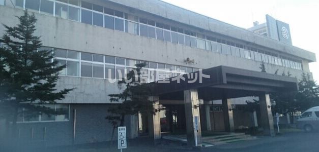近くの高畠町役場まで874m（徒歩11分）