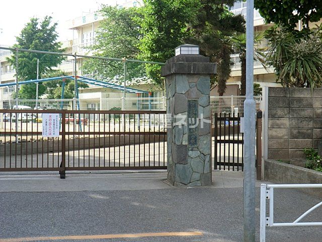 近くの習志野市立大久保小学校まで1,122m（徒歩15分）