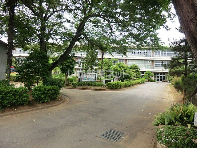 近くの小学校まで413m（徒歩6分）