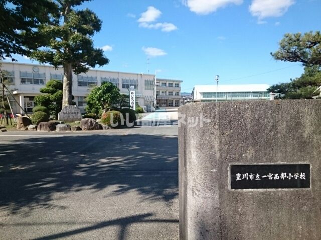 近くの小学校まで394m（徒歩5分）