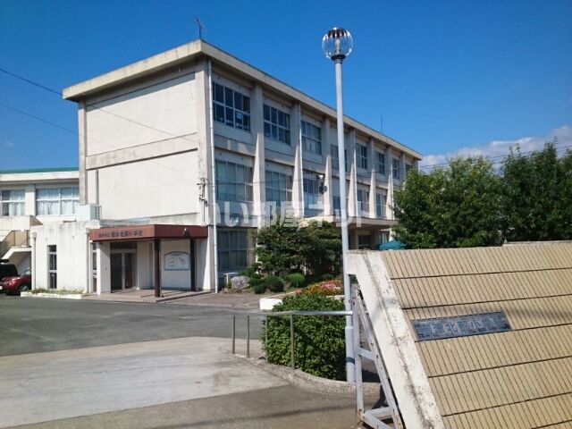 近くの豊川市立御津北部小学校まで761m（徒歩10分）