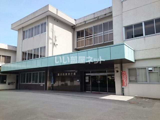 近くの役所まで542m（徒歩7分）