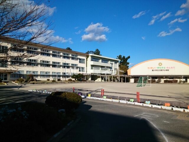 近くの小学校まで96m（徒歩2分）