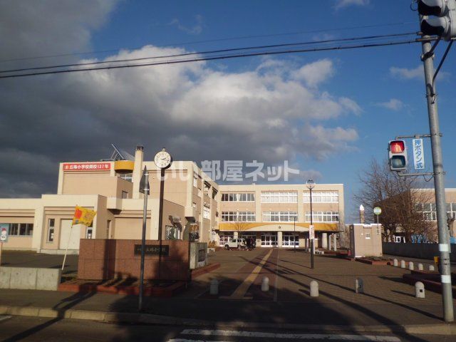 近くの丘珠小学校まで1,504m（徒歩19分）