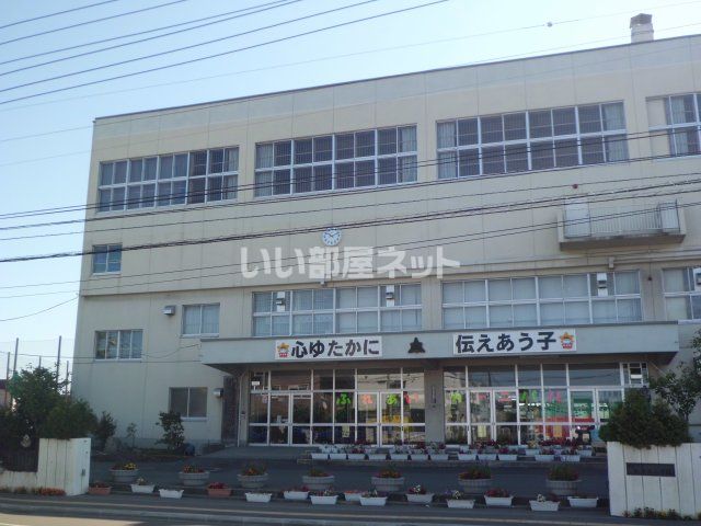 近くの札苗北小学校まで679m（徒歩9分）