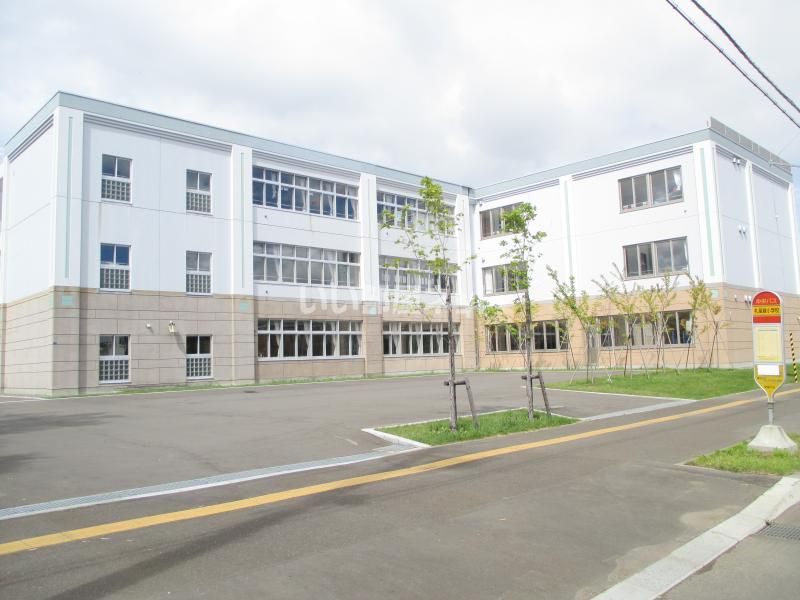 近くの札苗緑小学校まで1,605m（徒歩21分）