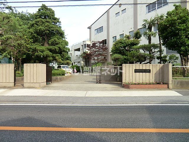 近くの小学校まで1,046m（徒歩14分）