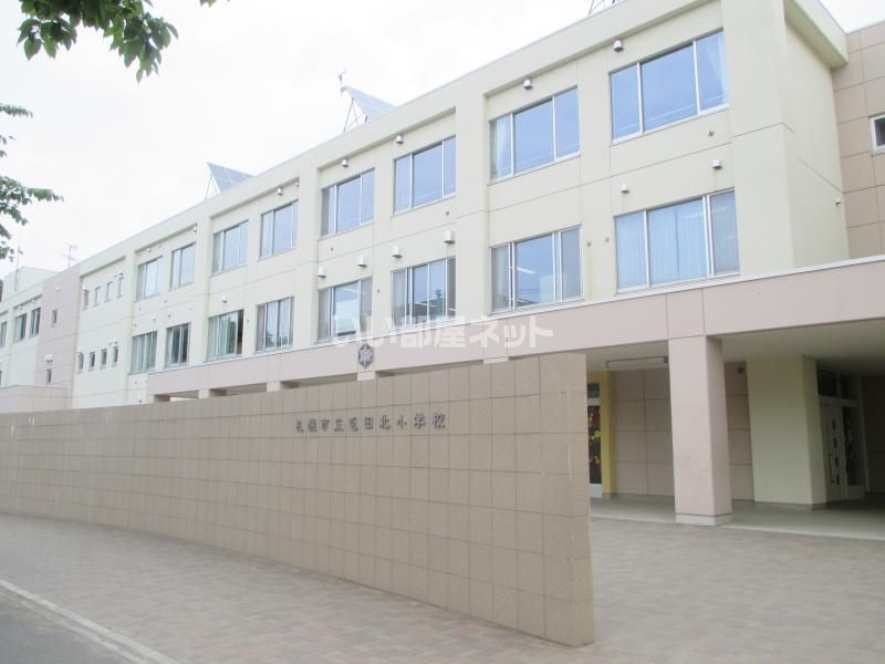 近くの小学校まで605m（徒歩8分）