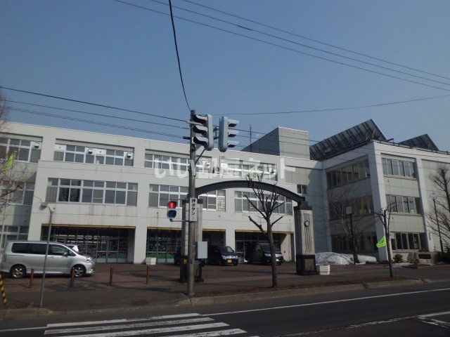 近くの美しが丘小学校まで497m（徒歩7分）