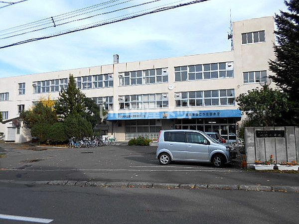 近くの小学校まで874m（徒歩11分）