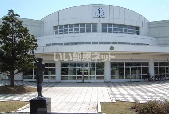 近くの小学校まで810m（徒歩11分）