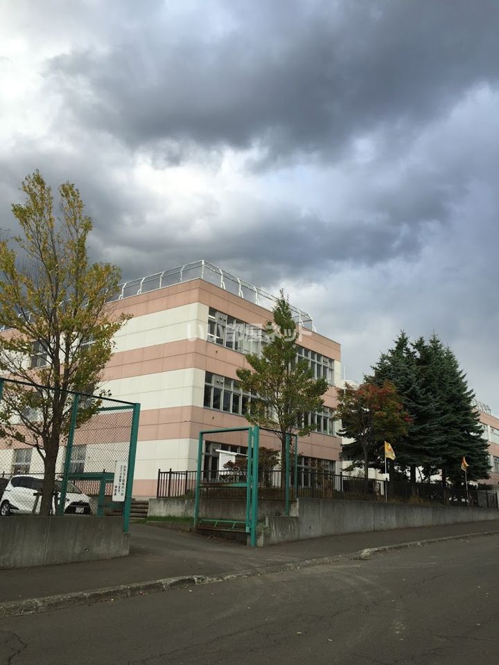 近くに平岡南小学校あり