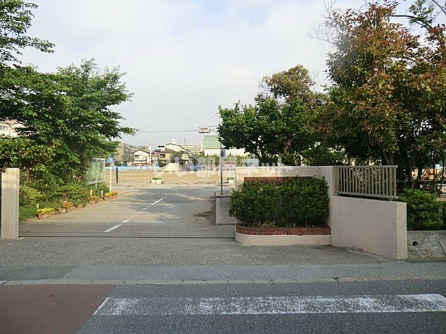近くに小学校あり