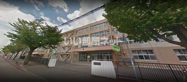 近くの南の沢小学校まで180m（徒歩3分）