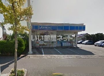 近くのコンビニまで742m（徒歩10分）