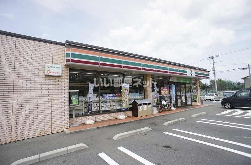 近くのコンビニまで653m（徒歩9分）