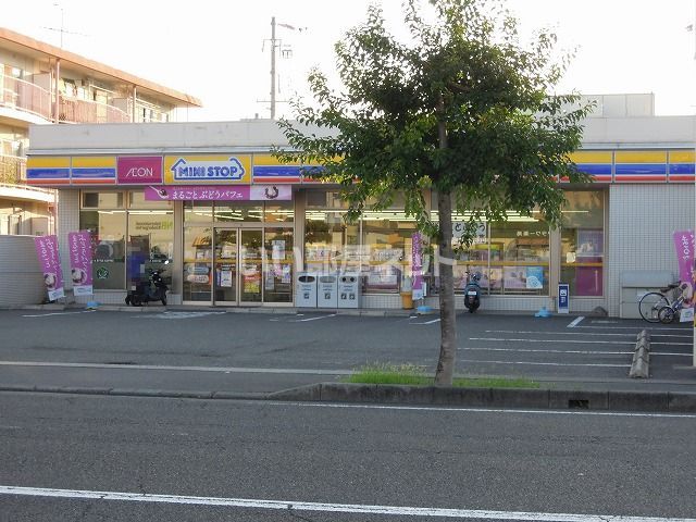 近くのコンビニまで356m（徒歩5分）