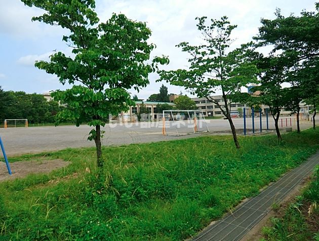 近くの志木市立志木第二小学校まで394m（徒歩5分）