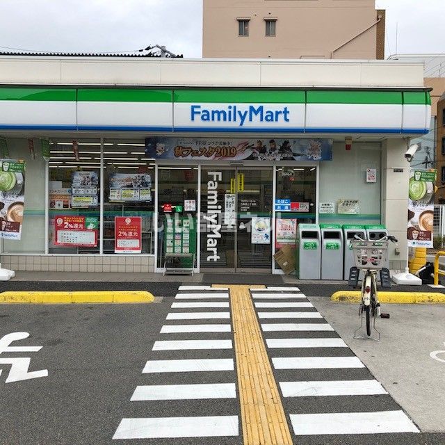 近くのファミリーマート 九条南二丁目店まで401m（徒歩6分）