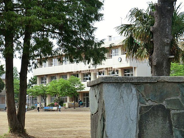 近くの施設まで741m（徒歩10分）