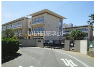 近くの小学校まで1,012m（徒歩13分）